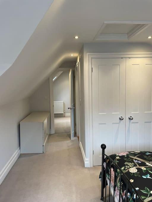 Charming & Cosy Town Centre Home With Parking 길드포드 외부 사진