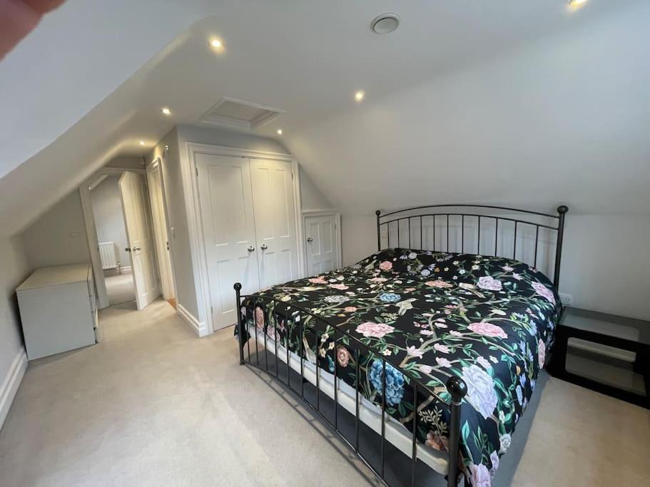 Charming & Cosy Town Centre Home With Parking 길드포드 외부 사진
