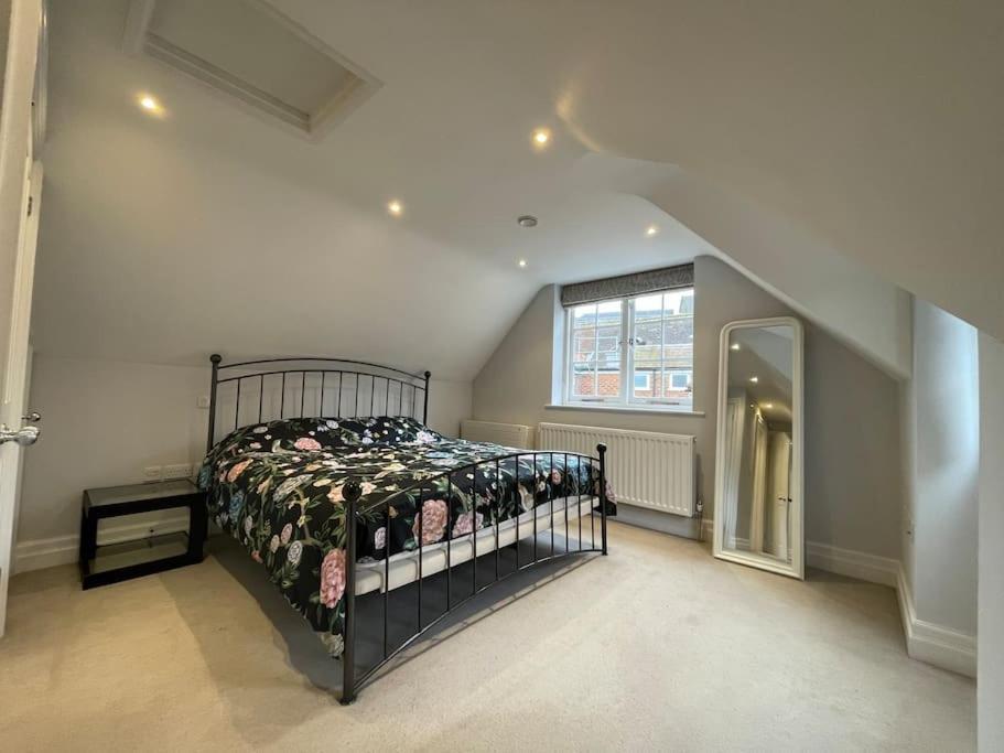 Charming & Cosy Town Centre Home With Parking 길드포드 외부 사진